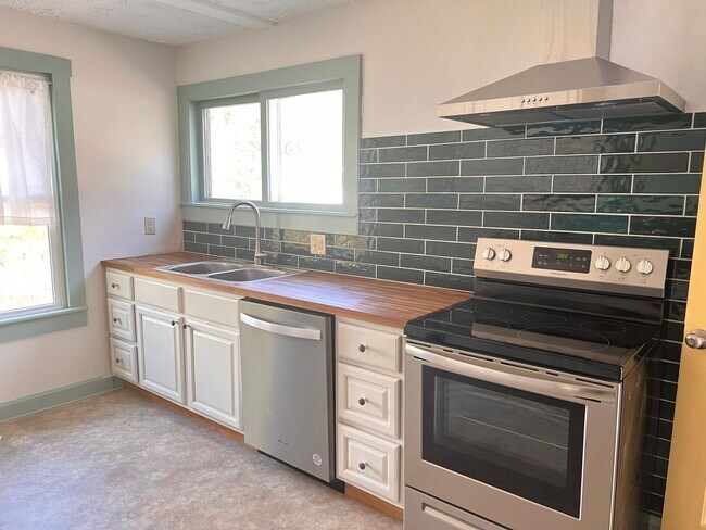 Building Photo - Oakley/Biltmore 3 Bedrooms/1 Bathroom!