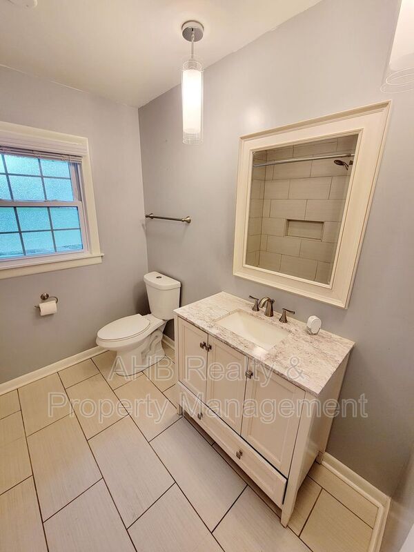 Building Photo - 2404 Blanche Dr