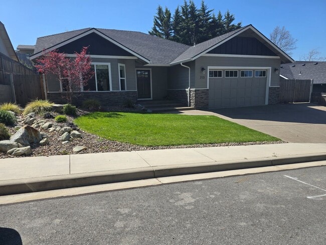 Building Photo - 3 bed 2 bath  Home for Rent in Grants Pass