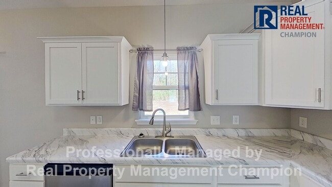 Building Photo - Spacious 3 BD/2.5 BA Home with Office Featuring Open Floorplan