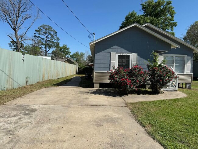 Building Photo - 8708 Lanewood Dr