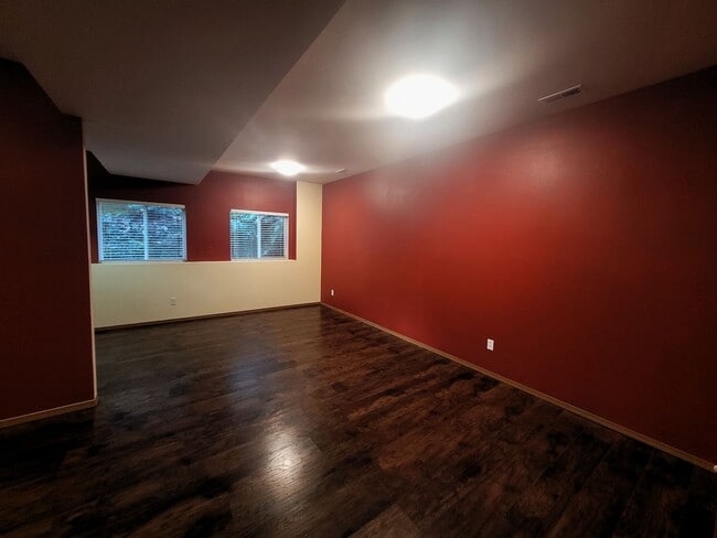 Building Photo - Spacious 3 Bedroom Home with Garage