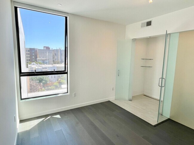 Building Photo - HIP 2BR/2BA Inner Mission Top Floor Boutiq...