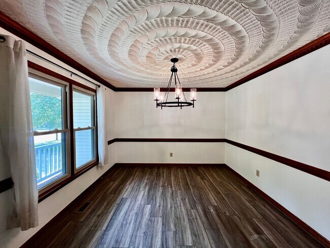 Building Photo - 4 bedroom ranch in the desirable Bellamy W...