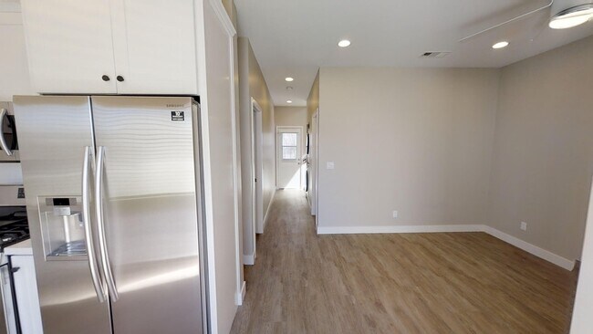 Building Photo - 4BD/2BA, Private Yard!