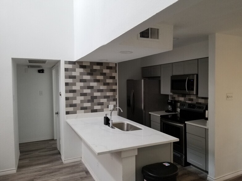 Building Photo - 5750 Phoenix Dr