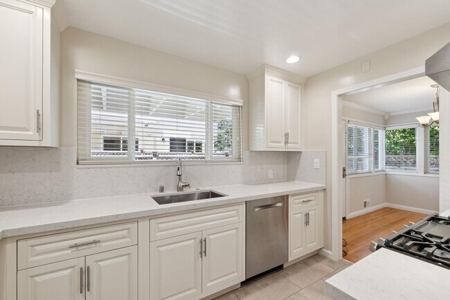 Building Photo - Luxury Apartment Available in gated Community downtown Palo Alto!
