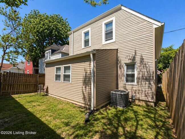 Building Photo - 228 E Burnett Ave