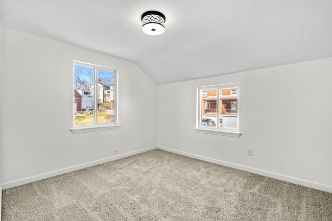 Building Photo - Newly Renovated 3 Bed/2.5 Bath Home - Cent...