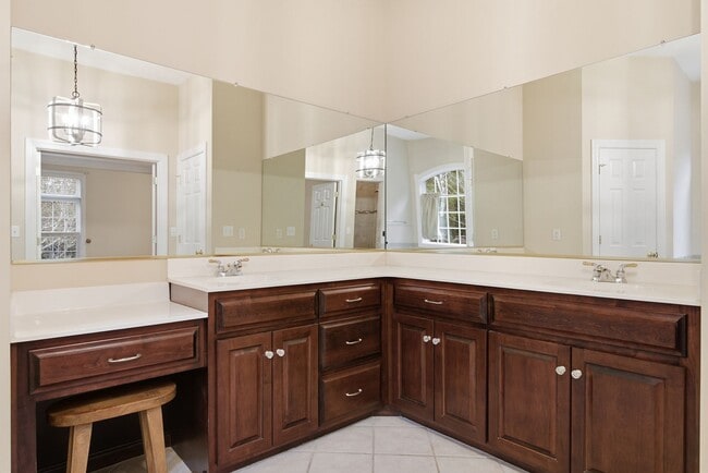 Building Photo - 4 Bed/3 Bath. Pet Friendly. Master on Main