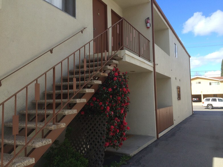 UpStairs Unit - 14718 W Magnolia Blvd