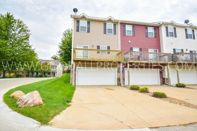 Building Photo - 3 Bedroom 2 Bath Townhome end unit in Glenn Village!!!