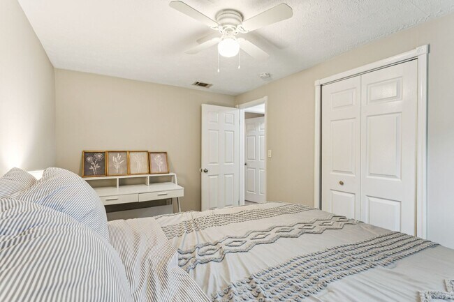 Building Photo - 501 Ashwood Dr