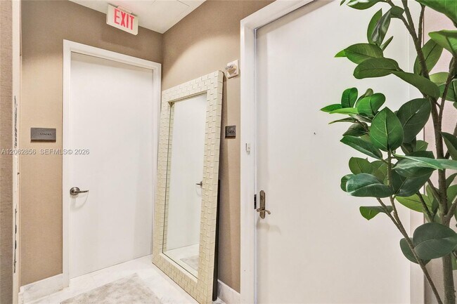 Building Photo - 16001 Collins Ave