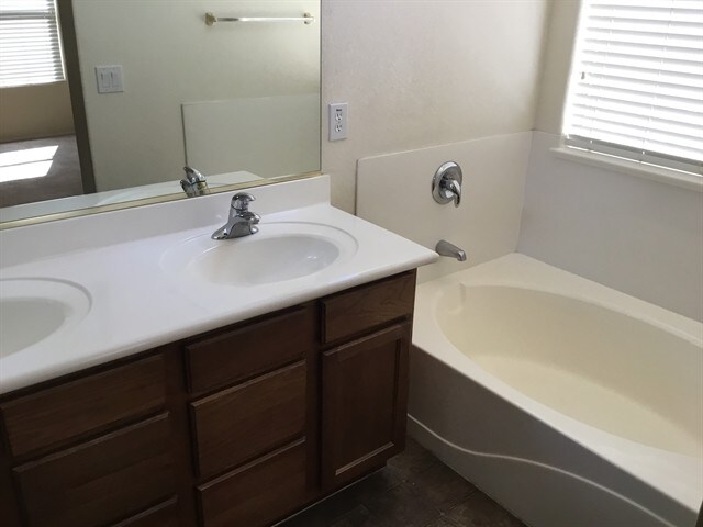 Building Photo - 2220 W Madre Del Oro Dr
