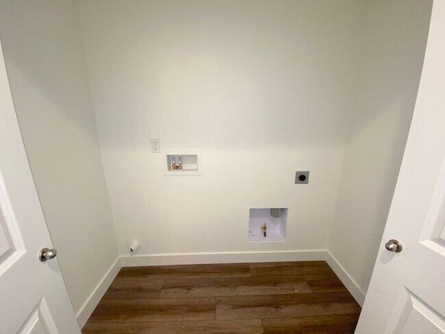 Building Photo - Built 2023! NW Reno 3 Bedroom House - Downstairs Masterbedroom/Masterbath