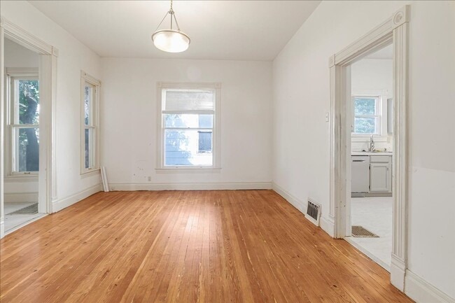 Building Photo - Spacious Updated Cottage