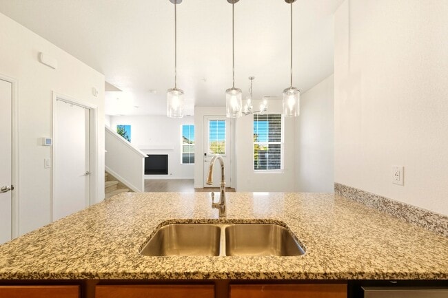 Building Photo - Bright and Airy 2 Bed 2.5 Bath Townhome in...