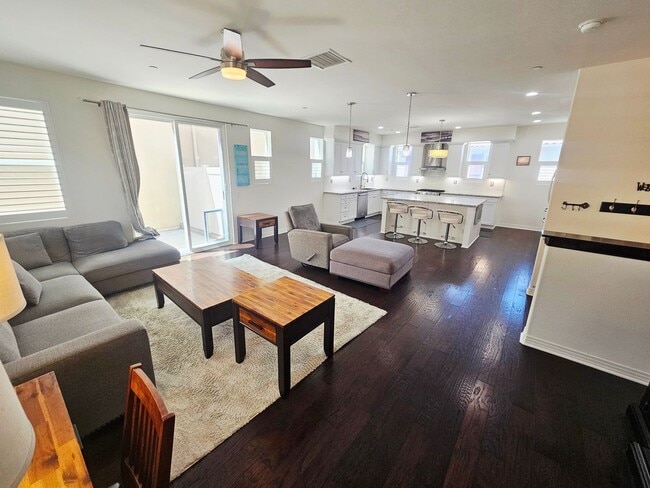 Building Photo - Gorgeous Stand Alone Town Home / Rolling Hills Golf Club is your Back Yard