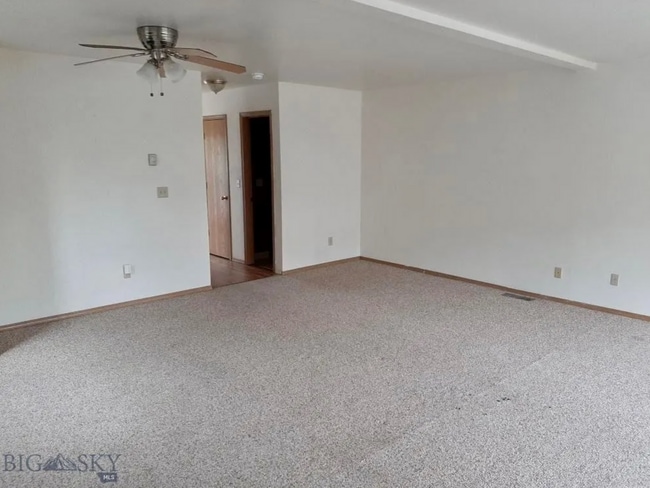 Building Photo - 4 Bedroom Townhome in Hawks Ridge