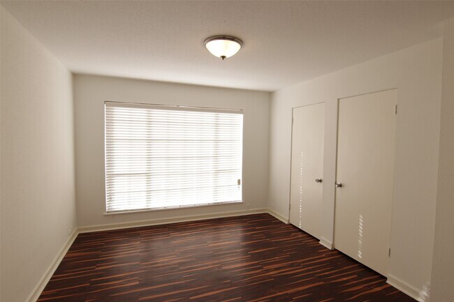 Building Photo - 2101 Fountain View Dr