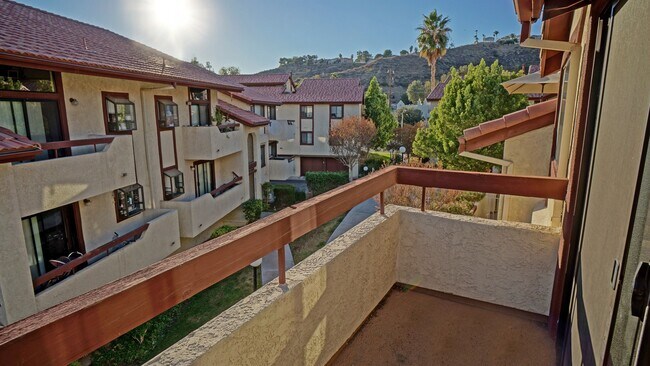 Building Photo - Charming 3-Bedroom Upper-Unit Condo in Can...