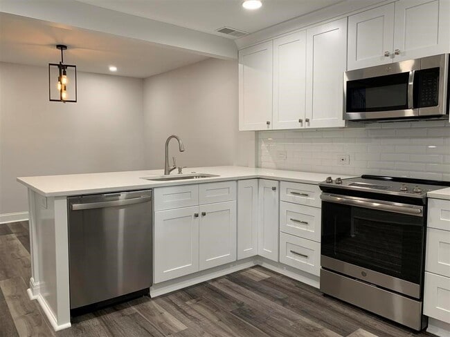 Building Photo - 604 Serramonte Dr