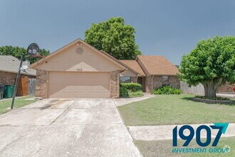 Building Photo - Three-Bedroom Home in Moore Schools
