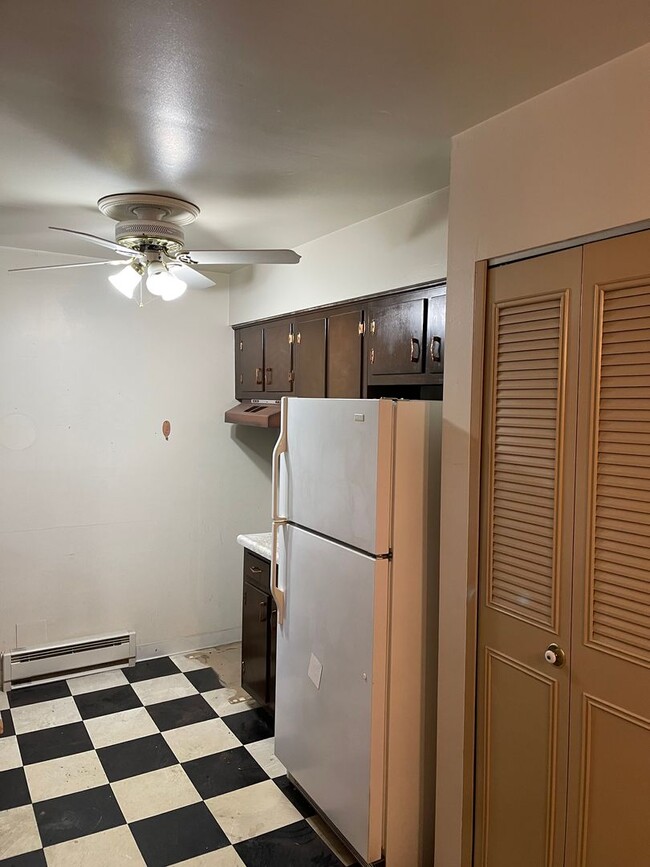 Building Photo - Start the New Year off in this cozy 2 BR /...