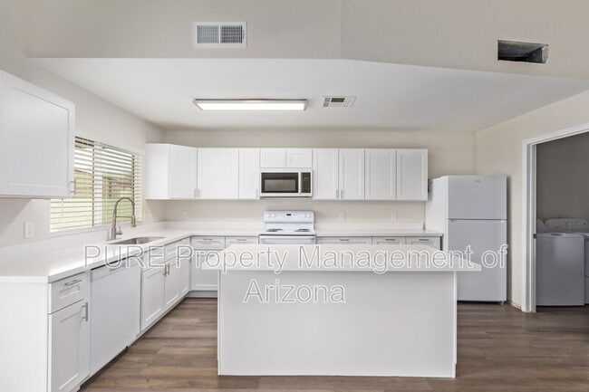 Building Photo - 3915 W Thunderbird Rd