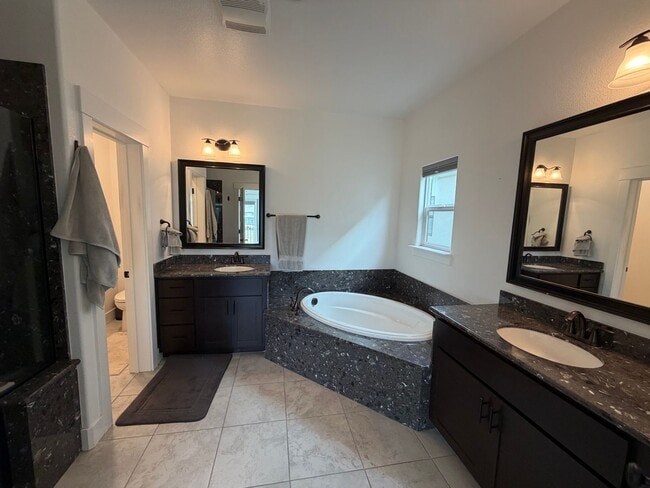 Building Photo - 3 Bedroom | 2.5 Bathroom | Crocker Village House