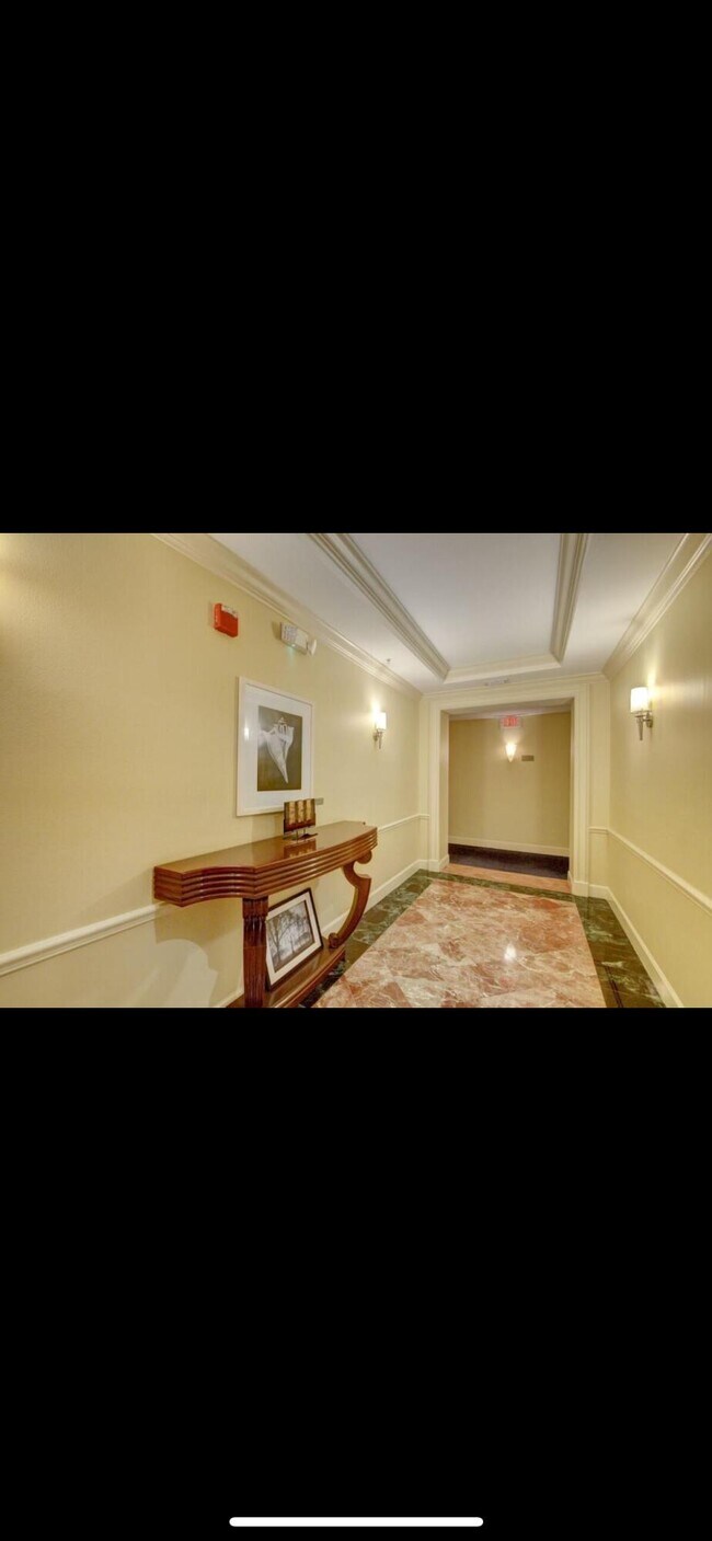 Building Photo - 802 W Windward Way