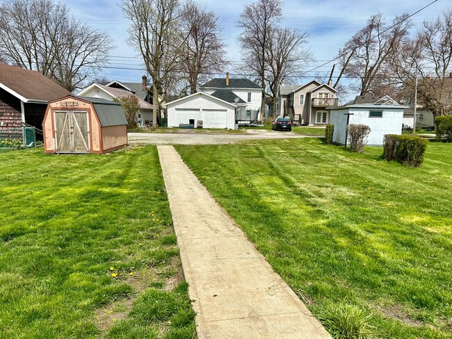 Building Photo - Recently Remodeled 3-Bed/1-Bath House in B...