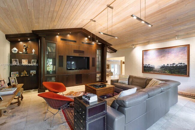 Building Photo - 10100 Lakeside Dr