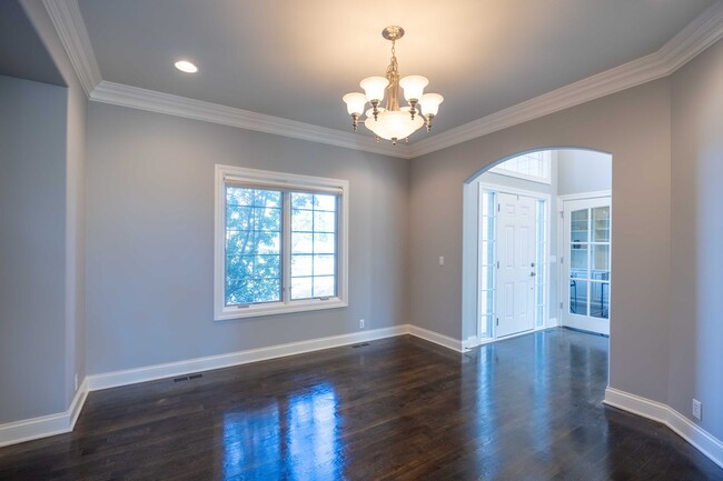 Building Photo - Stunning 6-Bed, 5-Bath Fully Remodeled Hom...