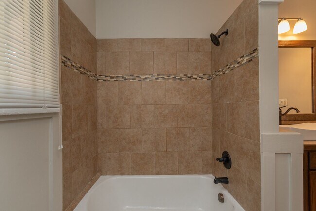 Building Photo - $1500 - 3 bed/1 bath house in Central Aven...