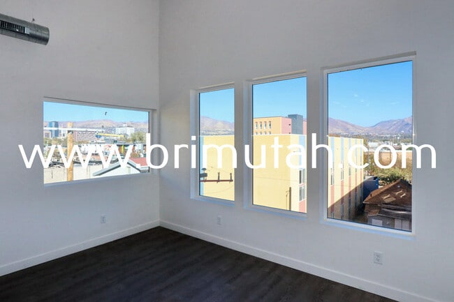 Building Photo - 945 S Washington St