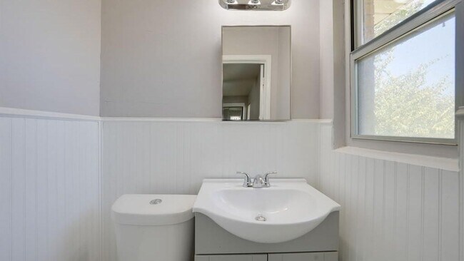 Building Photo - 2442 Oates Dr