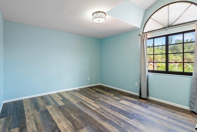 Building Photo - 10325 Hidden Springs Ct