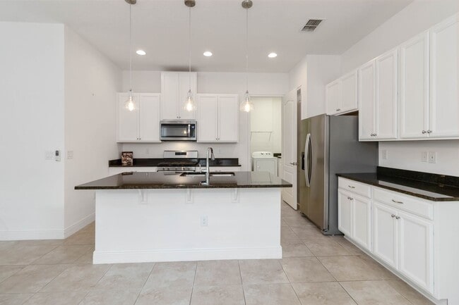 Building Photo - Beautifully Maintained Home in Sought-After Del Webb Twin Lakes