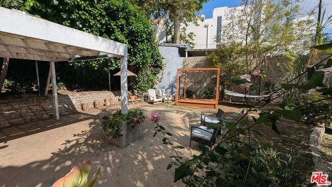 Building Photo - 1927 N Beverly Glen Blvd