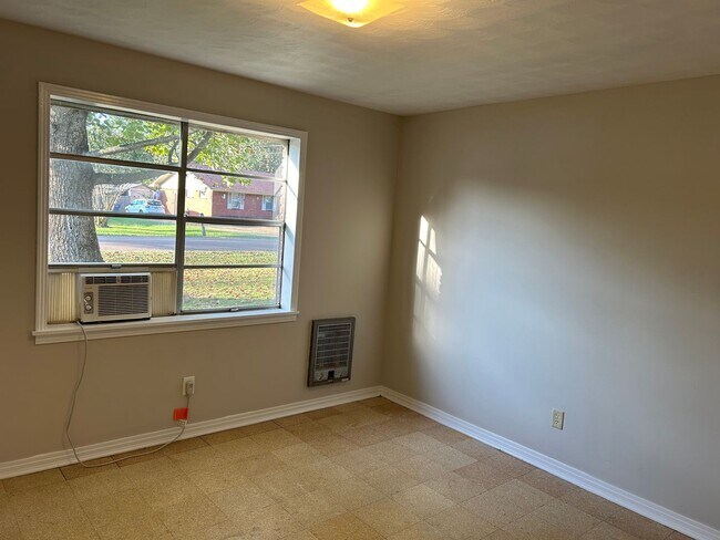 Building Photo - Rollins Dr 106/108 (duplex)