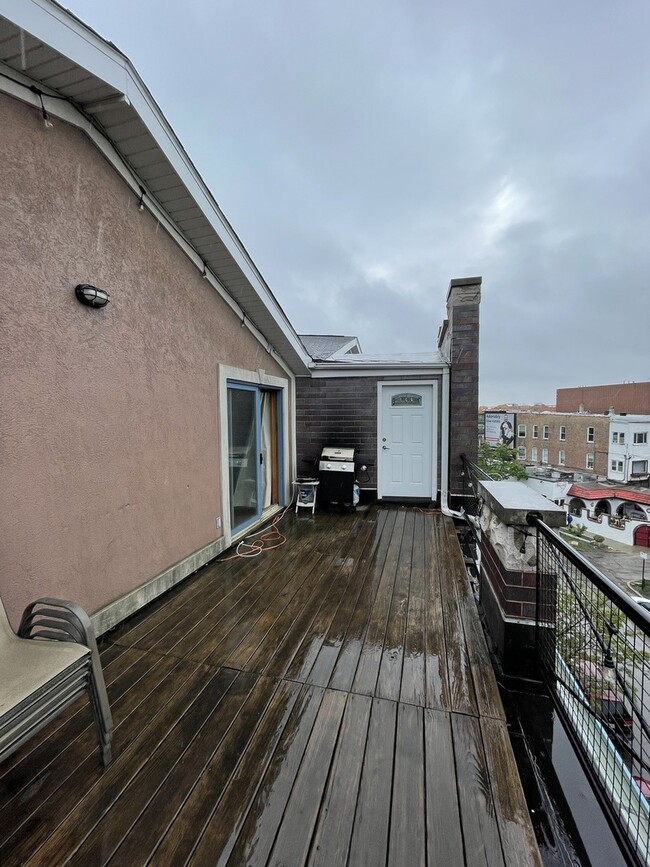 Building Photo - 865 W Buckingham Pl
