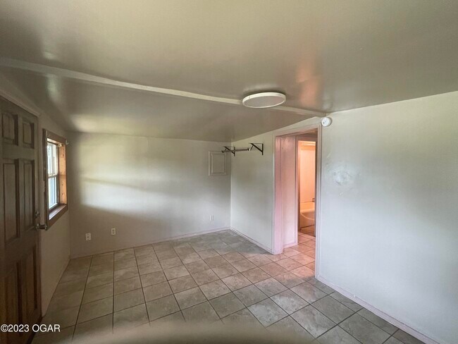 Building Photo - 1801.5 E Broadway St