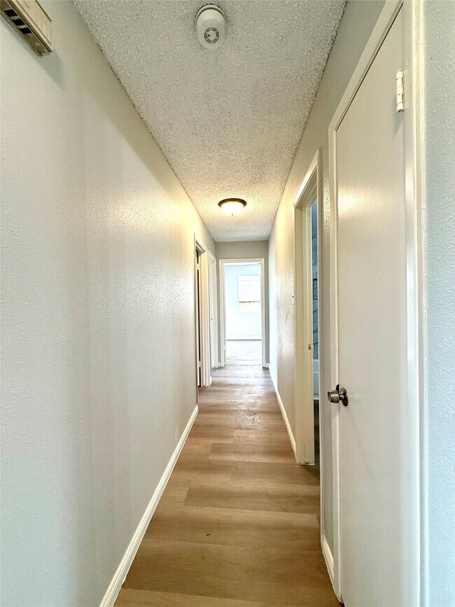 Building Photo - 12071 Plumbrook Dr