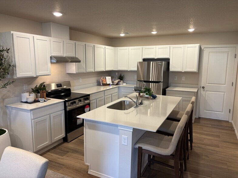 Kitchen - 94 E Spirea Ln