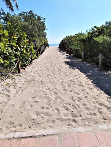 Primary Photo - 7800 Collins Ave