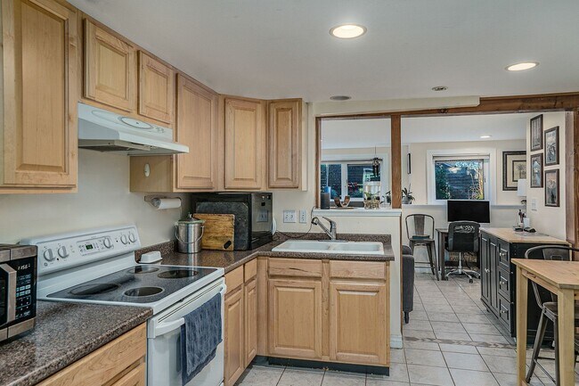 Building Photo - 4Bd/3.25Ba Seattle House