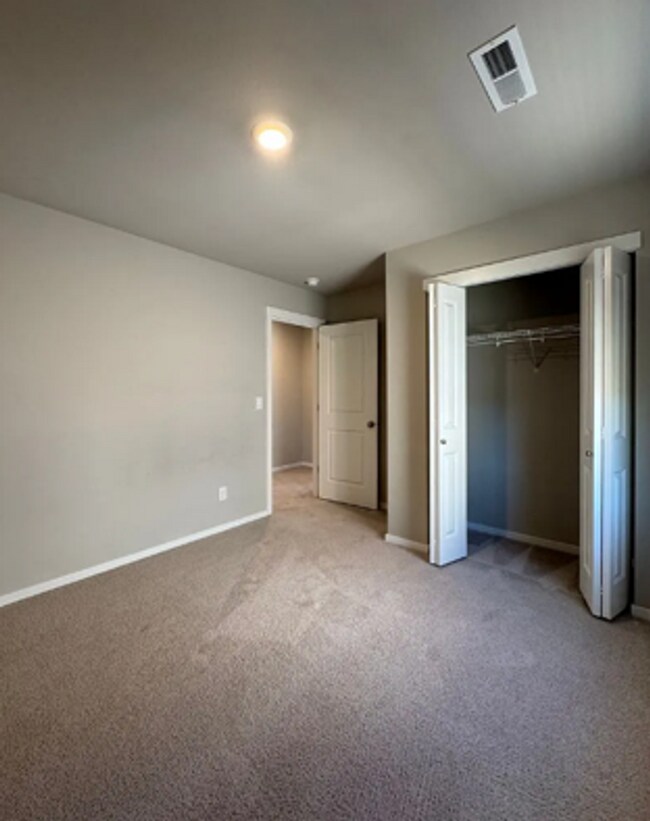 Building Photo - Stylish 4 bed/2.5 bath house