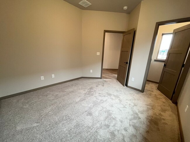 Building Photo - Spacious 2 Bed/2 Bath House with 3 Car Garage!